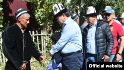 Премьер Абылгазиев маркум чек арачынын жакындары менен.