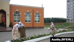 Мәчет янында чәчәкләр үстерүче апалар