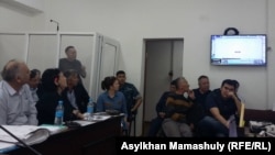 "Мемлекет қаржысын жымқыру" ісі бойынша айыпталған режиссер Талғат Жәнібеков (әйнекпен бөлінген орында тұр), актер әрі продюссер Тұңғышбай Жаманқұлов (сол жақ шетте) және басқалар сот залында "Феникс" фильмінің тизерін көріп отыр. Алматы, 27сәуір 2017 жыл.