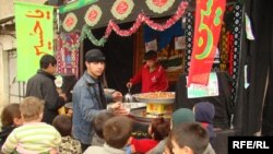 آرشیف - روز عاشورا یا دهم محرم، توزیع شیر و خرما برای مردم از سوی عزاداران