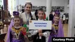 Нигина Әхмәдуллина балалар белән