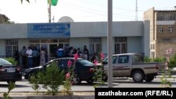 Dollar nobatlary. Balkanabat