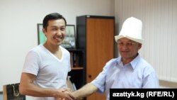 Өндүрүш Токтонасыров "Азаттыктын" Бишкек бюросунун жетекчиси Султан Каназаров менен.