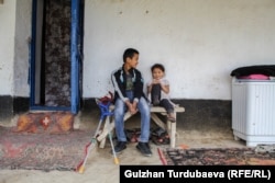 Эламан жана анын карындашы Анара.