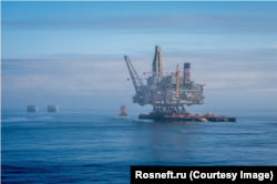 Сахалиндеги ExxonMobil иштеткен кара май чыккан жээк