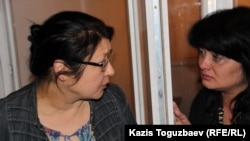 Осужденный оппозиционный журналист Гузяль Байдалинова (слева) после приговора успокаивает свою сестру Альмиру. Алматы, 23 мая 2016 года.