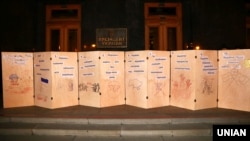 На акції під Офісом президента з вимогою не підписувати «капітуляційних угод з Путіним» – не погоджуватися на так звану «формулу Штайнмаєра». Київ, 19 вересня 2019 року