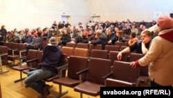 Некалькі дзясяткаў чалавек прыйшлі на сход у Спораве
