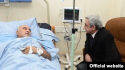 Серж Саргсян навещает в больнице Паруйра Айрикяна, 1 февраля 2013 г.