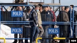 Мигранттарды убактылуу кармоочу жай. Измир шаары. 2016-жыл.