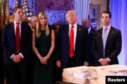 Дональд Трамп со своими детьми перед пресс-конференцией. Нью-Йорк, 11 января 2017 года.