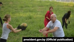 Лукашенко збирає кавуни з дівчатами зі служби протоколу