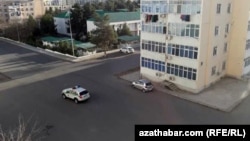 Полицеские машины всю ночь разгоняли припаркованные машины