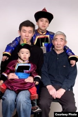 Мункоҗап Бадмаев гаиләсе белән