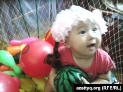 Ребенок, который живет в кризисном центре для одиноких мам. Шымкент, 22 августа 2014 года.