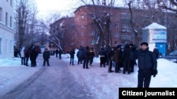 Мәчеттән чыгарылганнар һәм узып баручылар мәчетнең бетон койма белән ябылуын күзәтә