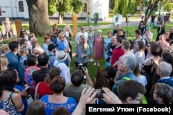 Фестиваль Bouquet Kyiv Stage 2019, Уляна Супрун у центрі на галявині перед ясенем, за нею стоїть Євген Уткін