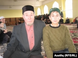 Килмез авылыннан Галимулла хәзрәт шәкерте Илфат белән