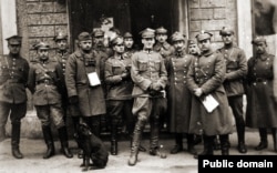 Менск, 15 кастрычніка 1921 года. Польскія афіцэры падчас двухдзённай акупацыі Менску пасьля падпісаньня мірнай дамовы паміж Польшчай і Савецкай Расеяй