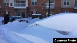 Оставшийся под снегом автомобиль в Виргинии.