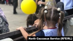 Ребенок в Буйнакске, Дагестан. Иллюстративное фото