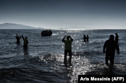 Члени некомерційної організації «Міжнародний центр реагування на надзвичайні ситуації» показують шлях судну з мігрантами, яке підпливає до міста Мітіліні, що на півночі грецького острова Лесбос, після того, як воно перетнуло Егейське море з боку Туреччини. Лютий 2016 року