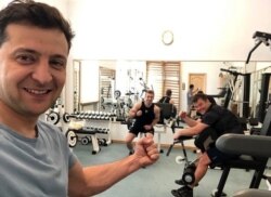 Президент Володимир Зеленський і голова Офісу президент Андрій Богдан під час занять у спортивному залі, 31 травня 2019 року