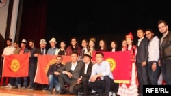 Түркияда билим алып жатышкан кыргыз студенттери.