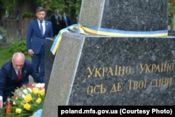 Міністр оборони Польщі Антоній Мацеревич кладе вінок до пам'ятника воїнам УНР у Варшаві, 15 серпня 2017 року