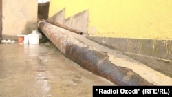 Дүйшөмбүнүн батыш тарабындагы үйлөрдү аралап өткөн газ түтүгү.