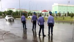 Aşgabadyň köçeleriniň birinde duran ýol polisiýa işgärleri (Illýustrasiýa suraty)