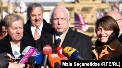 Сенаторы Джон Маккейн (в центре), Линдси Грэм (слева) и Эми Клобушар во время посещения тренировочного центра в Крцаниси, 2 января 2017 г.