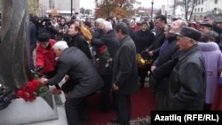 Тантана яңа ачылган һәйкәлгә чәчәкләр салу белән тәмамланды