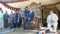 Нурсултан Назарбаев на съемочной площадке фильма «Кочевники». 17 февраля 2004 года.