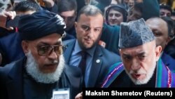 حامد کرزی رئیس جمهور سابق افغانستان (راست) با شیر محمد عباس ستانکزی رئیس هیئت مذاکره کننده گروه طالبان در مسکو