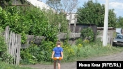 Дети играют неподалеку от опасного пустыря.