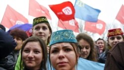 Qırımtatarlar ATRge qol tutuv mitingi vaqtında. Aqmescit, 2015 senesi martnıñ 31-i