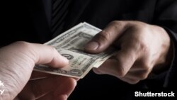 سازمان شفافیت بین المللی در گزارش اخیرش گفته‎است افغانستان به سطح جهان در میان ۱۶۶ کشور، سومین کشور فاسد جهان‎است.