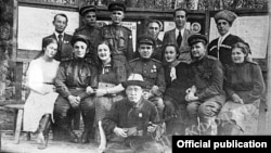 Кыргыз Мамлекеттик театрынын артисттери фронтто. Алдыңкы катарда Муса Баетов, Ашыралы Боталиев, Жамалутдин Муслимов. 1943-ж. ​(Сүрөт Кыргызстандын Борбордук мамлекеттик архивинин кинофотофонодокументтер бөлүмүнөн алынды)