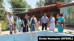 Оштогу бала бакчаларды текшерүү учуру. Ош шаарынын вице-мэри Ильичбек Эргешов, мэриянын өкүлү Салтанат Аманова, Ош шаардык билим берүү башкармалыгынын башчысы Куштарбек Кимсанов жана бала бакчалардын жетекчилери.