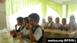 Учащиеся школы в Шымкенте за обедом в столовой. 12 сентября 2014 года.