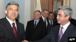 ARMENIA - Armenian President Serzh Sarkisian (R) meets Turkish President Abdullah Gul (L) in Yerevan on September 6, 2008.
