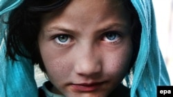 یک دختر دست فروش در کابل