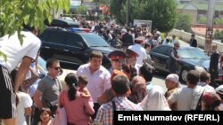 Атамбаевге жолугуу үчүн келген эл.