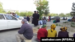 Saud Arabystanynyň Aşgabatdaky ilçihanasynyň öňünde Haj zyýaratyna gitmäge wiza almak üçin nobatda duran adamlar. (arhiw suraty)