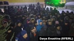 В 6 утра две тысячи человек собрались у миграционной службы.