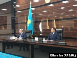 Глава аппарата президента Крымбек Кушербаев (слева) и новый аким Шымкента Ерлан Айтаханов. Шымкент, 30 июля 2019 года.