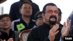 Көчмөндөр оюнуна келген Стивен Сигал