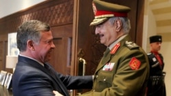 Генерал Хафтар (оңдо) менен Иорданиянын падышасы Абдалла II.