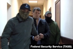 Роман Сущенко під час затримання співробітниками ФСБ у 2016 році